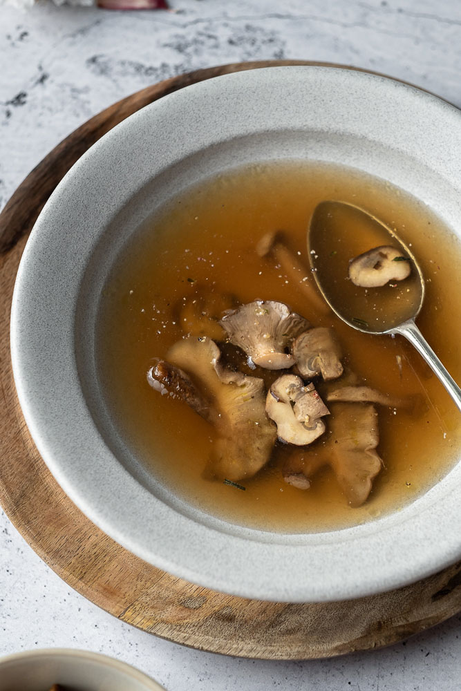 heldere paddenstoelenbouillon, paddestoelenbouillon, paddenstoelen bouillon, croutons, recept