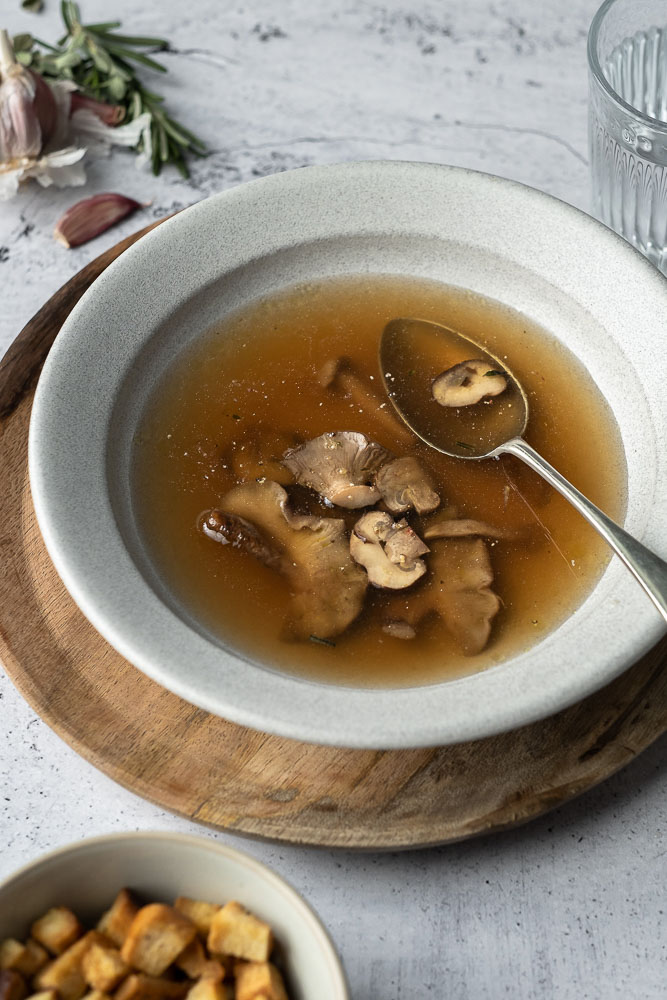 heldere paddenstoelenbouillon, paddestoelenbouillon, paddenstoelen bouillon, croutons, recept