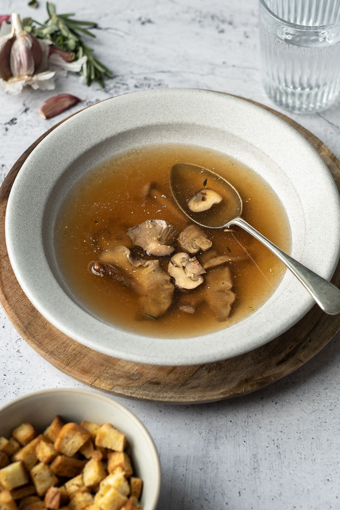 heldere paddenstoelenbouillon, paddestoelenbouillon, paddenstoelen bouillon, croutons, recept