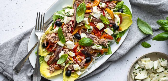 salade met tonijn, anjovis en mozzarella