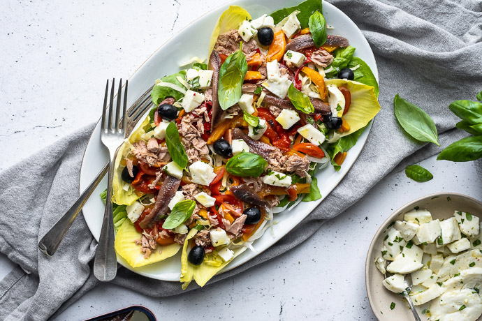 salade met tonijn, anjovis en mozzarella