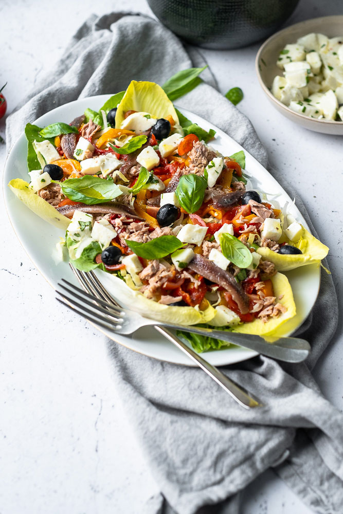Salade met tonijn, anjovis, mozzarella, lunch salade recept, koolhydraatarm, maaltijd salade