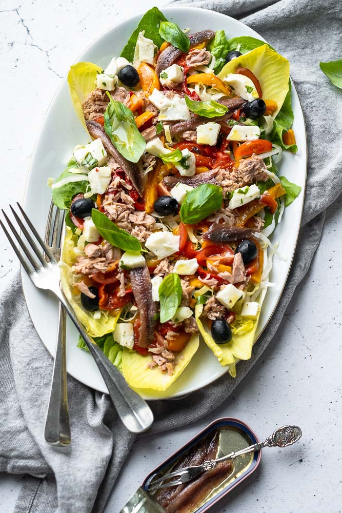 Salade met tonijn, anjovis, mozzarella, lunch salade recept, koolhydraatarm, maaltijd salade