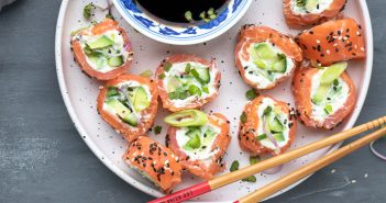 sushi zalm rolletjes met avocado en roomkaas, sushi recept, verse sushi maken, zonder nori vellen