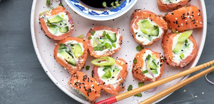 sushi zalm rolletjes met avocado en roomkaas, sushi recept, verse sushi maken, zonder nori vellen