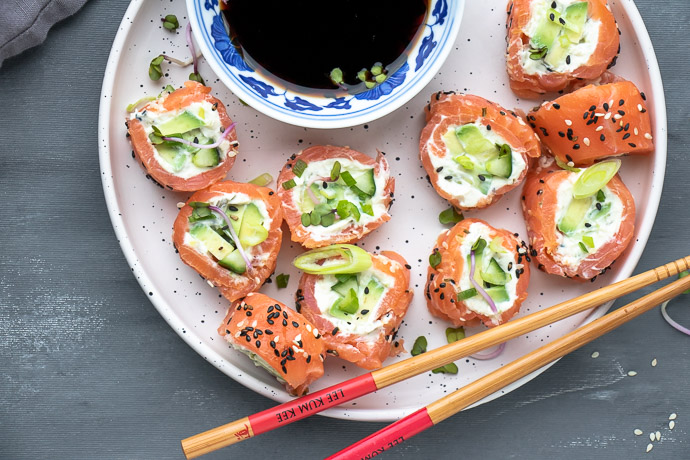 sushi zalm rolletjes met avocado en roomkaas, sushi recept, verse sushi maken, zonder nori vellen