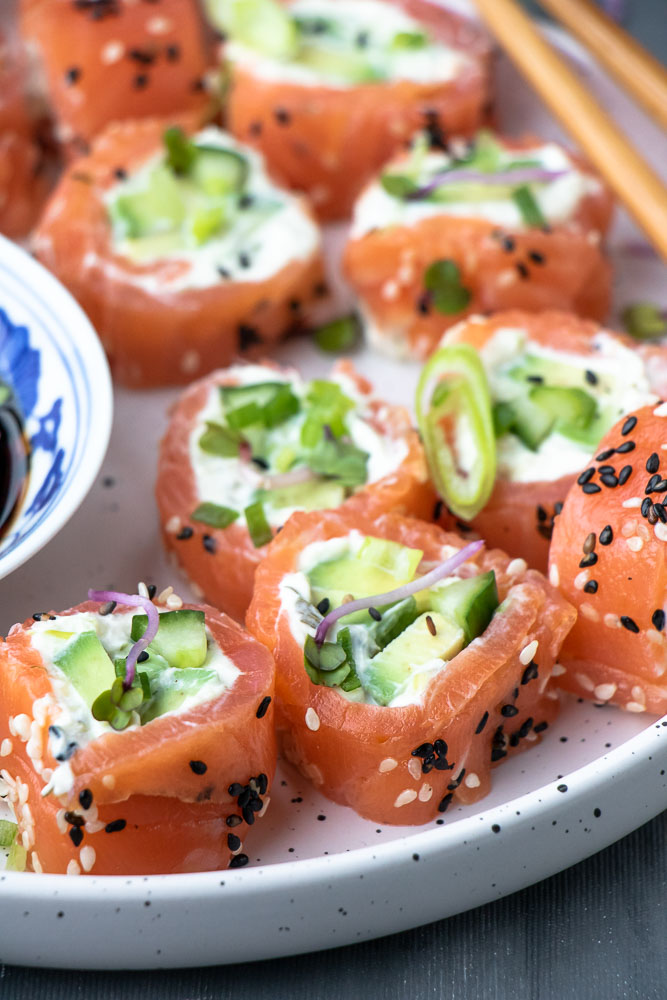 sushi zalm rolletjes met avocado en roomkaas, sushi recept, verse sushi maken, zonder nori vellen