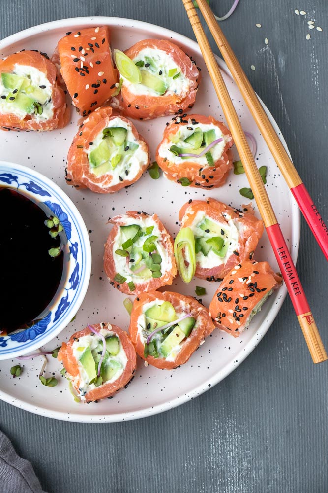 sushi zalm rolletjes met avocado en roomkaas, sushi recept, verse sushi maken, zonder nori vellen