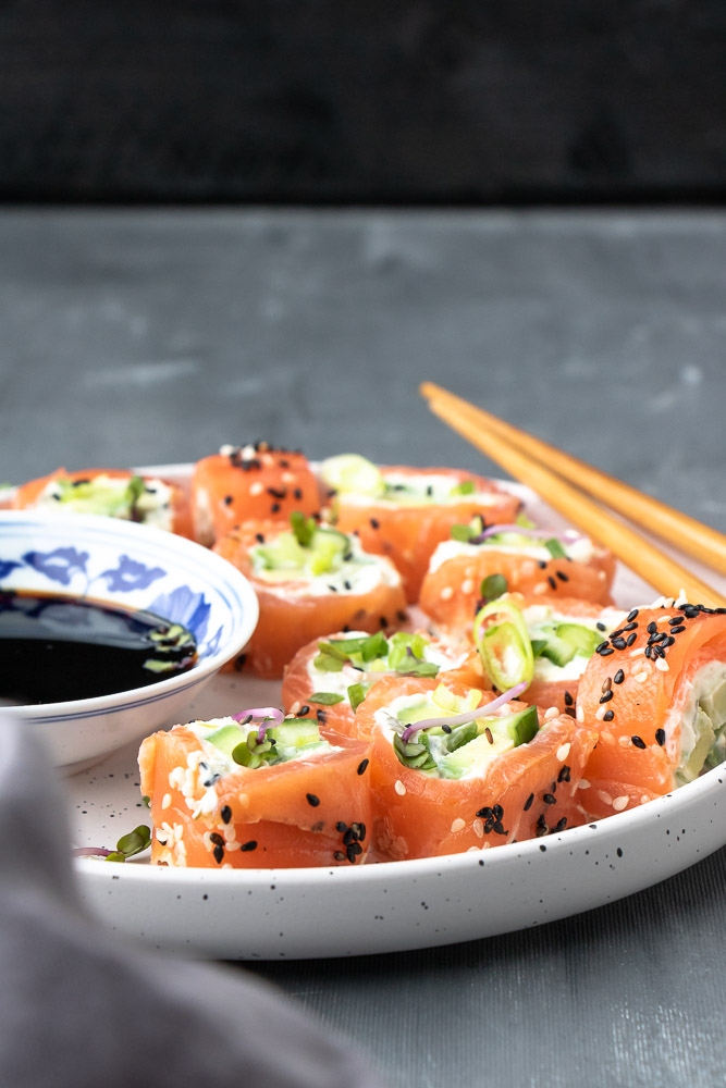 sushi zalm rolletjes met avocado en roomkaas, sushi recept, verse sushi maken, zonder nori vellen