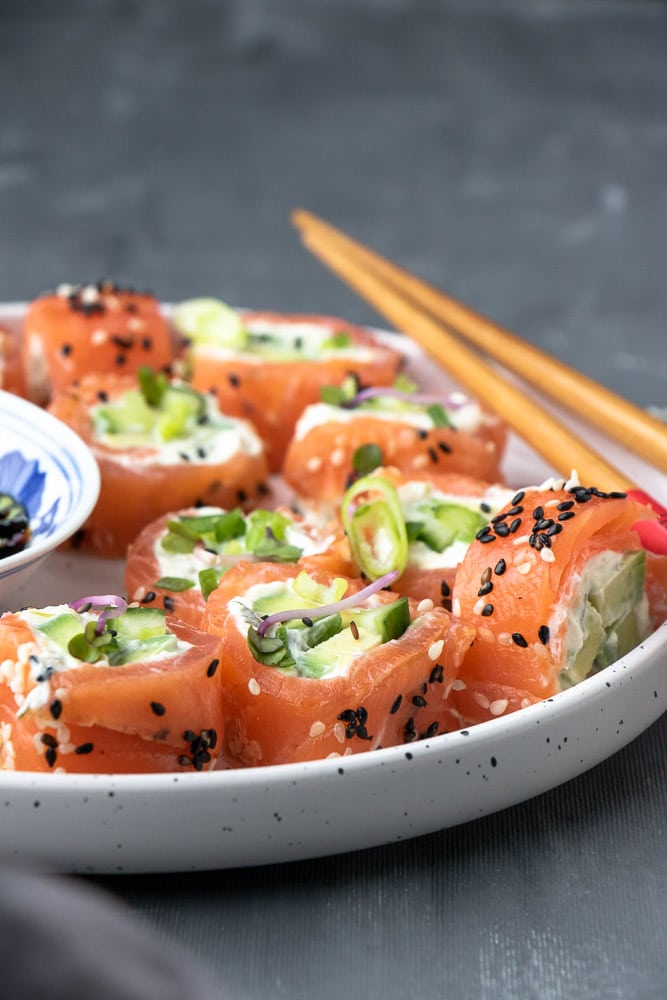 sushi zalm rolletjes met avocado en roomkaas, sushi recept, verse sushi maken, zonder nori vellen