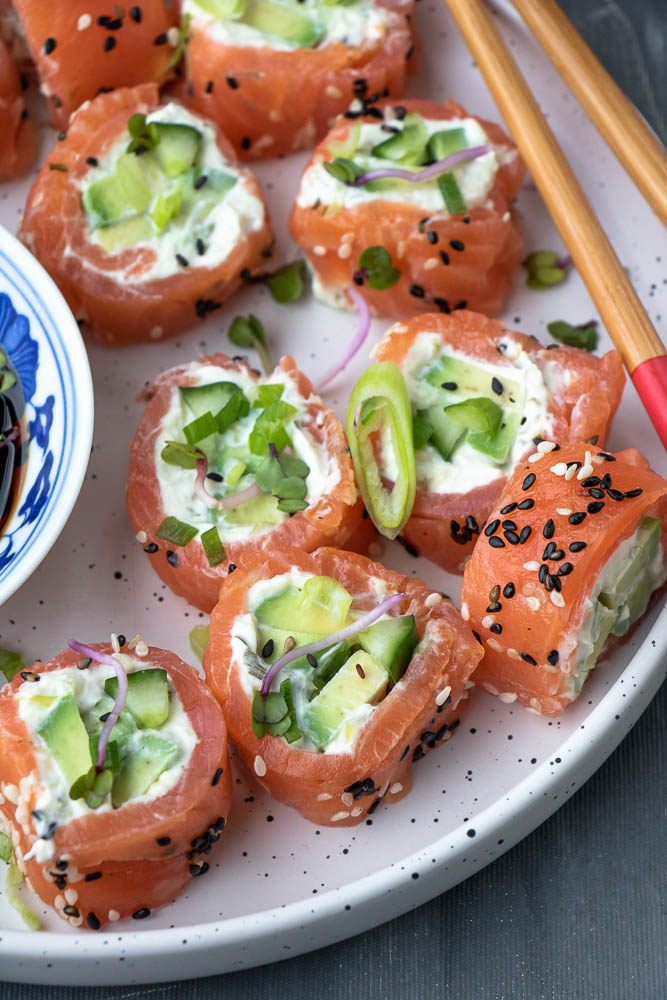 sushi zalm rolletjes met avocado en roomkaas, sushi recept, verse sushi maken, zonder nori vellen