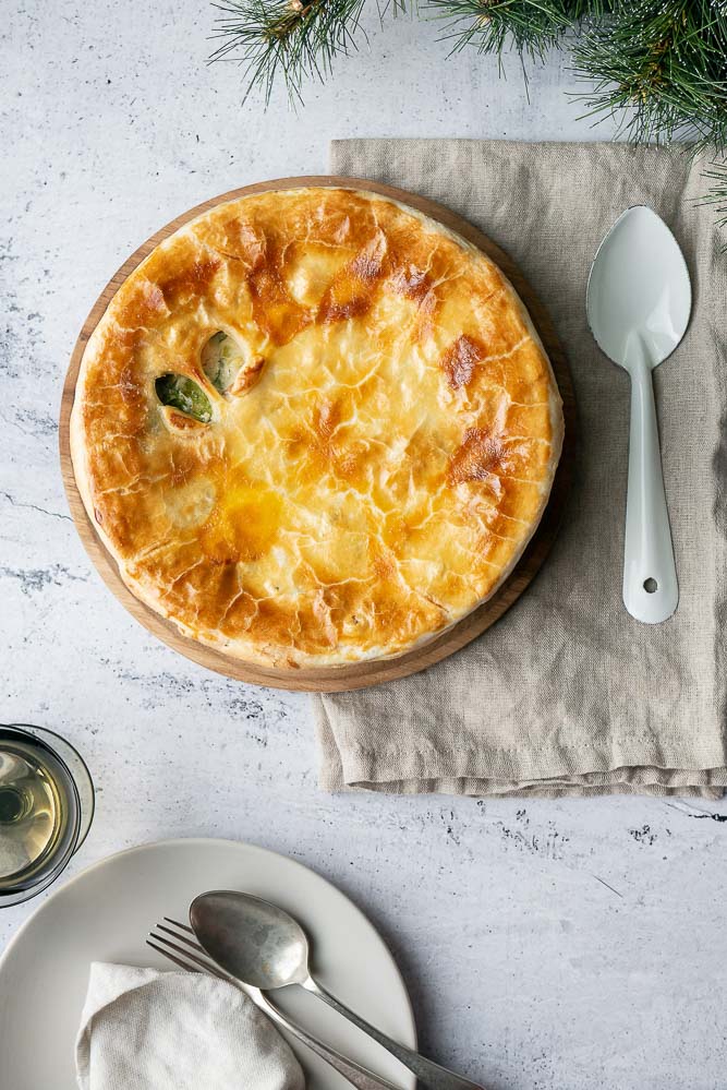 Vispastei met zalm en witte wijnsaus, fish pie, vis pie, ovenschotel met vis, bladerdeeg