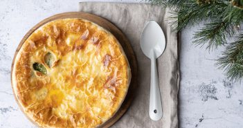 Vispastei met zalm en witte wijnsaus, fish pie, vis pie, ovenschotel met vis, bladerdeeg