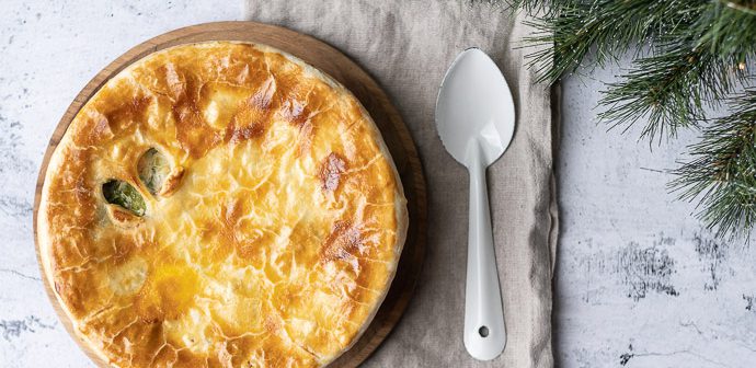 Vispastei met zalm en witte wijnsaus, fish pie, vis pie, ovenschotel met vis, bladerdeeg
