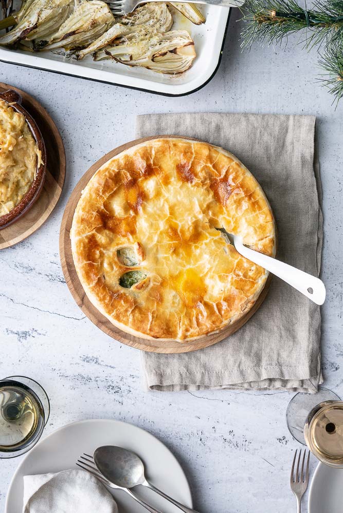 Vispastei met zalm en witte wijnsaus, fish pie, vis pie, ovenschotel met vis, bladerdeeg