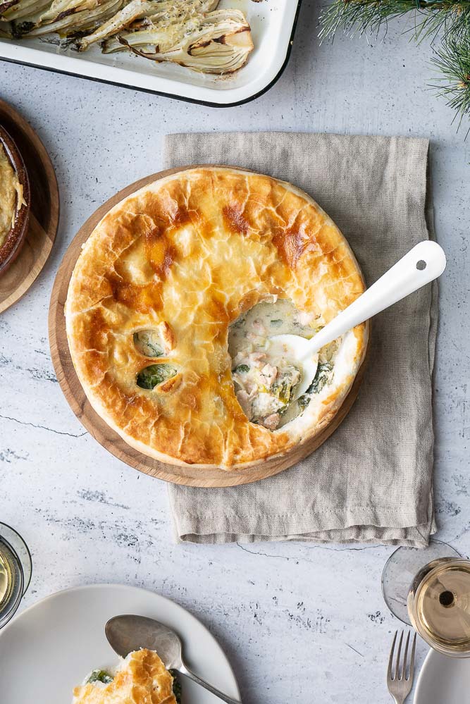 Vispastei met zalm en witte wijnsaus, fish pie, vis pie, ovenschotel met vis, bladerdeeg