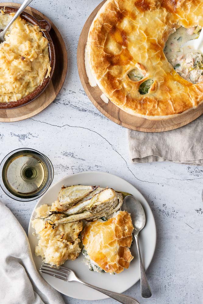 Vispastei met zalm en witte wijnsaus, fish pie, vis pie, ovenschotel met vis, bladerdeeg