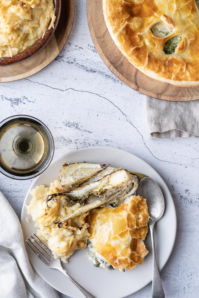 Vispastei met zalm en witte wijnsaus, fish pie, vis pie, ovenschotel met vis, bladerdeeg