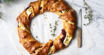 hartige kerstkrans, bladerdeegkrans met camembert en cranberry, hartige krans, hartige kerstkrans, bladerdeeg krans, borrel, croissantdeeg