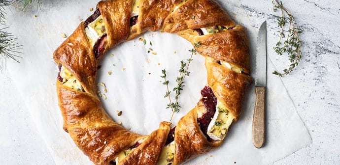 hartige kerstkrans, bladerdeegkrans met camembert en cranberry, hartige krans, hartige kerstkrans, bladerdeeg krans, borrel, croissantdeeg