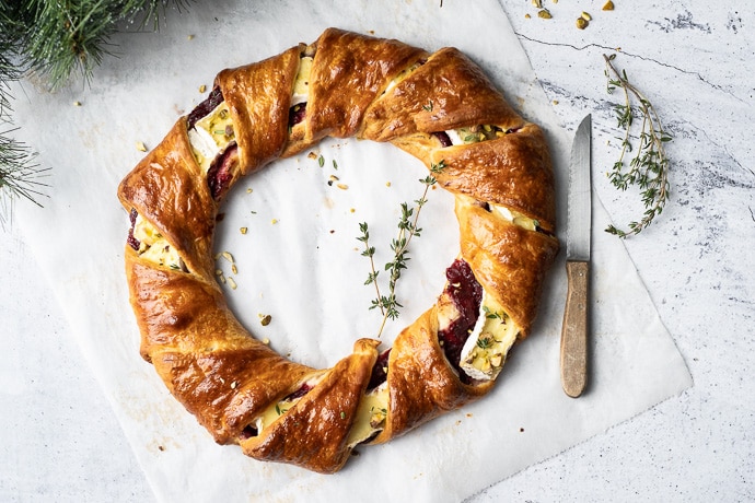 hartige kerstkrans, bladerdeegkrans met camembert en cranberry, hartige krans, hartige kerstkrans, bladerdeeg krans, borrel, croissantdeeg