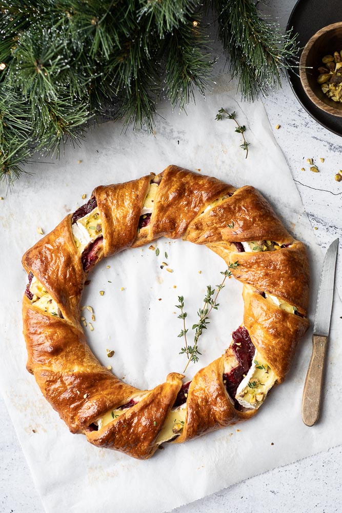 hartige kerstkrans, bladerdeegkrans met camembert en cranberry, hartige krans, hartige kerstkrans, bladerdeeg krans, borrel, croissantdeeg