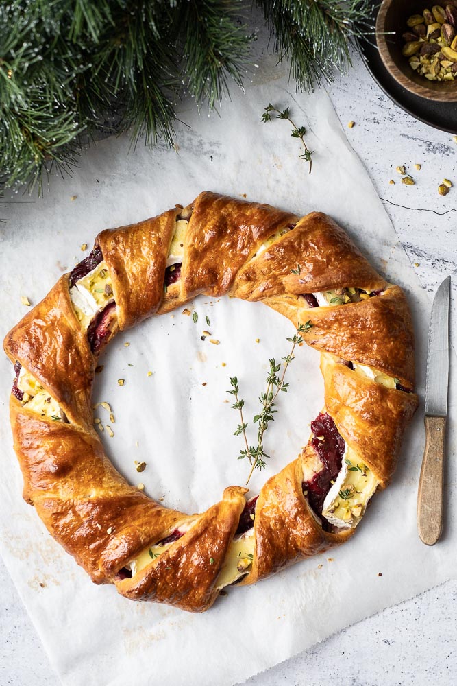 hartige kerstkrans, bladerdeegkrans met camembert en cranberry, hartige krans, hartige kerstkrans, bladerdeeg krans, borrel, croissantdeeg