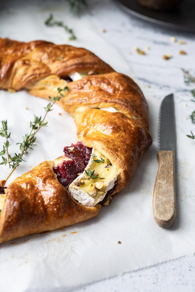 hartige kerstkrans, bladerdeegkrans met camembert en cranberry, hartige krans, hartige kerstkrans, bladerdeeg krans, borrel, croissantdeeg, hartige hapjes kerst