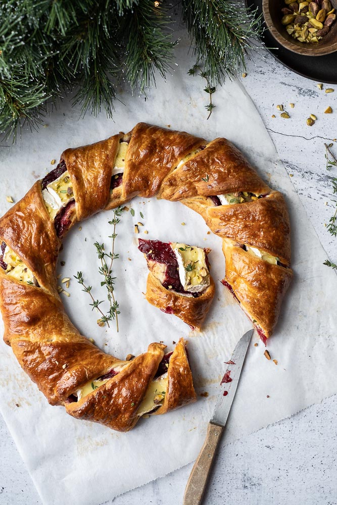 hartige kerstkrans, bladerdeegkrans met camembert en cranberry, hartige krans, hartige kerstkrans, bladerdeeg krans, borrel, croissantdeeg