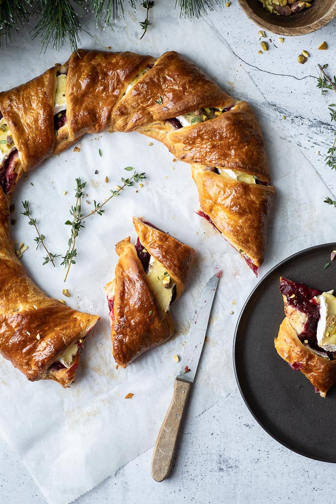 hartige kerstkrans, bladerdeegkrans met camembert en cranberry, hartige krans, hartige kerstkrans, bladerdeeg krans, borrel, croissantdeeg