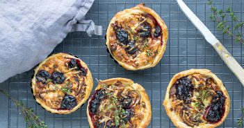 Quiche met gekarameliseerde ui, mascarpone en kersen quiche met gekarameliseerde ui, rode uien, mascarpone, oude kaas, kersen, voorgerecht recept, vegetarisch