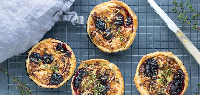 quiche met gekarameliseerde ui, rode uien, mascarpone, oude kaas, kersen, voorgerecht recept, vegetarisch