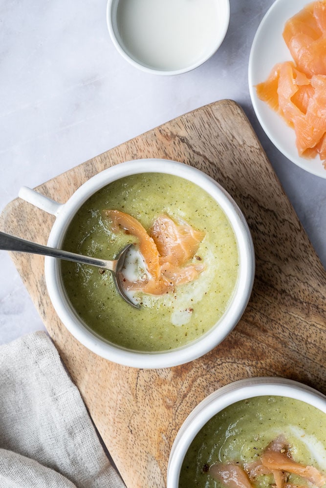 broccolisoep met zalm, makkelijk recept om zelf de lekkerste broccolisoep te maken. Met gerookte zalm en room.