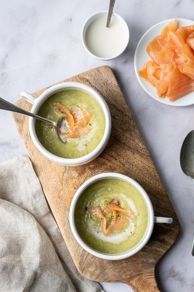 broccolisoep met zalm, makkelijk recept om zelf de lekkerste broccolisoep te maken. Met gerookte zalm en room.