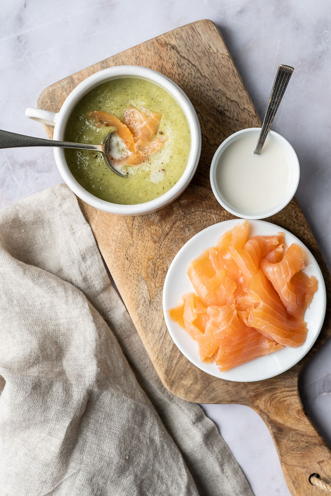 broccolisoep met zalm, makkelijk recept om zelf de lekkerste broccolisoep te maken. Met gerookte zalm en room.