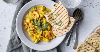 Gele curry met kip en doperwten gele curry, recept milde gele curry met kokosmelk, zelf curry pasta maken, gele currypasta, curry met kip