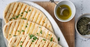 Naan met knoflook en koriander naan, naan brood, naanbrood recept, naan zelf bakken, naan met knoflook en koriander