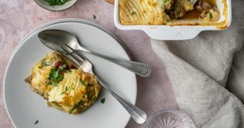 ovenschotel met prei en pittig gehakt, ovenschotel recept met aardappelpuree, prei, gehakt, sambal, kerrie, tomatensaus, gezonde ovenschotel recept