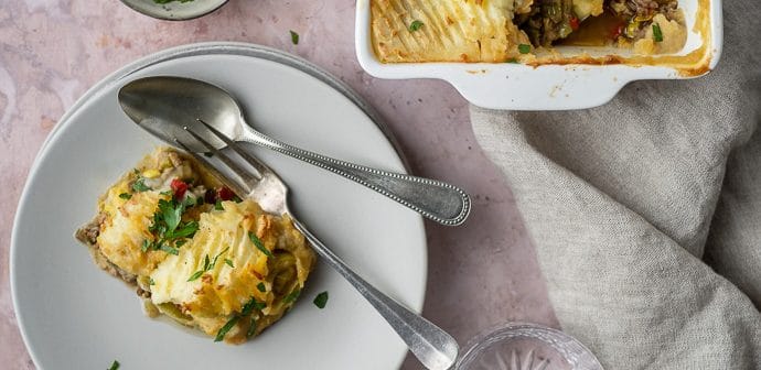 ovenschotel met prei en pittig gehakt, ovenschotel recept met aardappelpuree, prei, gehakt, sambal, kerrie, tomatensaus, gezonde ovenschotel recept