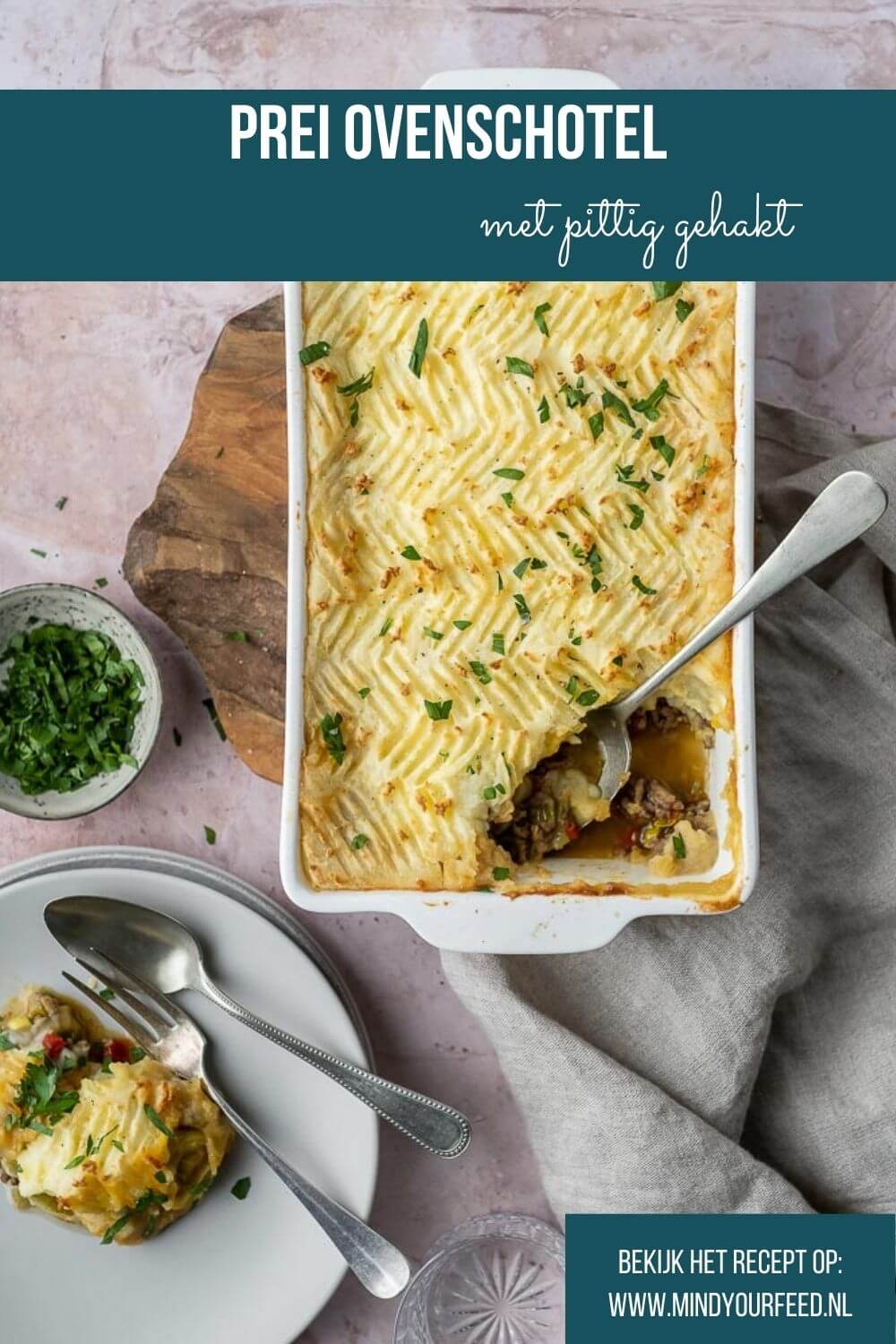 ovenschotel met prei en pittig gehakt, ovenschotel recept met aardappelpuree, prei, gehakt, sambal, kerrie, tomatensaus, gezonde ovenschotel recept