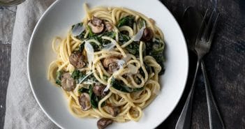 pasta met champignons, pasta met paddenstoelen, pasta met roomsaus, spaghetti met champignons en roomsaus, spinazie, vegetarisch pasta recept