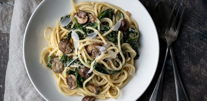 pasta met champignons, pasta met paddenstoelen, pasta met roomsaus, spaghetti met champignons en roomsaus, spinazie, vegetarisch pasta recept
