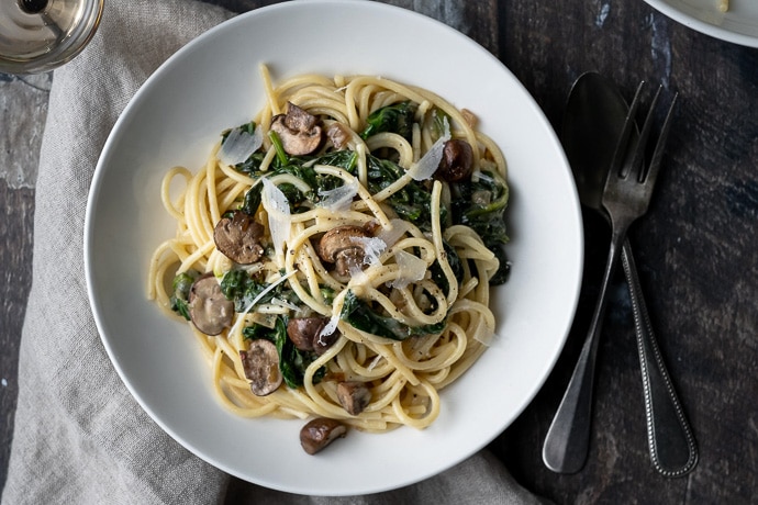 pasta met champignons, pasta met paddenstoelen, pasta met roomsaus, spaghetti met champignons en roomsaus, spinazie, vegetarisch pasta recept