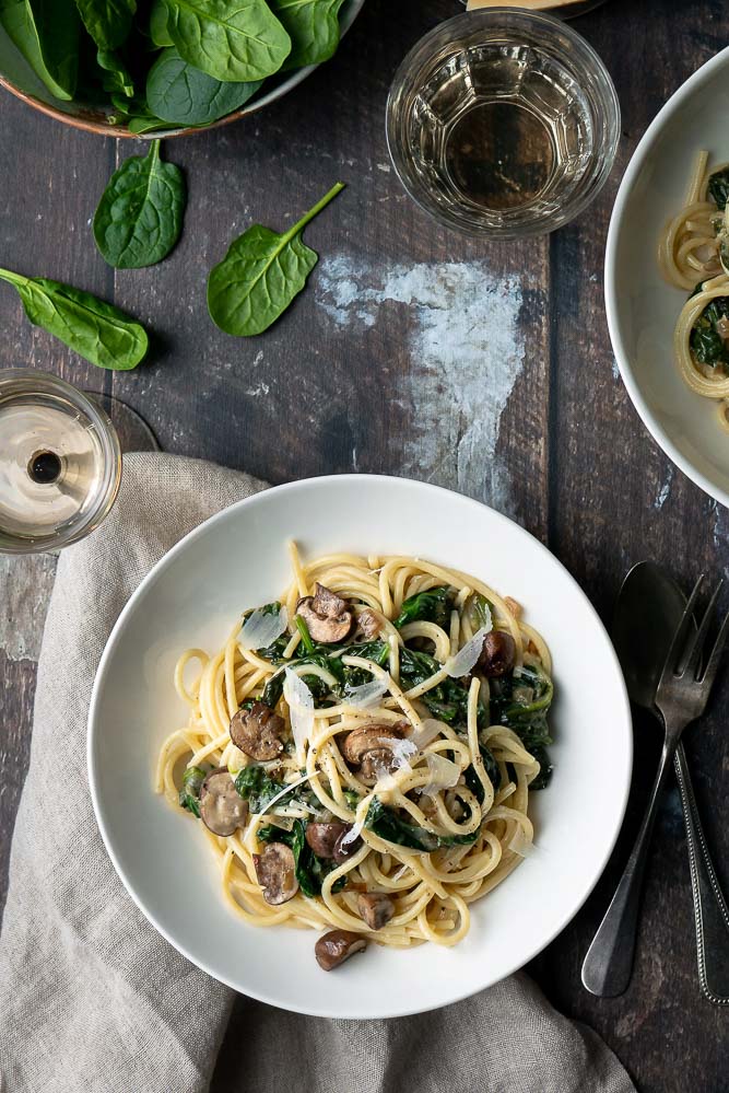 pasta met champignons, pasta met paddenstoelen, pasta met roomsaus, spaghetti met champignons en roomsaus, spinazie, vegetarisch pasta recept