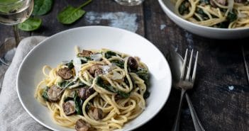 pasta met champignons, pasta met paddenstoelen, pasta met roomsaus, spaghetti met champignons en roomsaus, spinazie, vegetarisch pasta recept