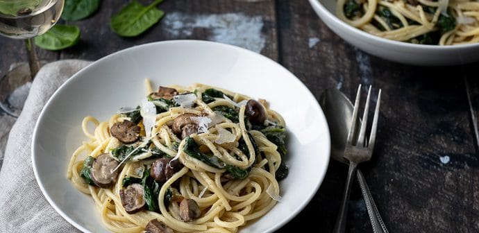 pasta met champignons, pasta met paddenstoelen, pasta met roomsaus, spaghetti met champignons en roomsaus, spinazie, vegetarisch pasta recept