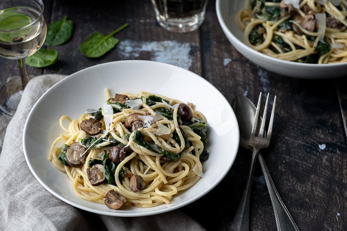 pasta met champignons, pasta met paddenstoelen, pasta met roomsaus, spaghetti met champignons en roomsaus, spinazie, vegetarisch pasta recept