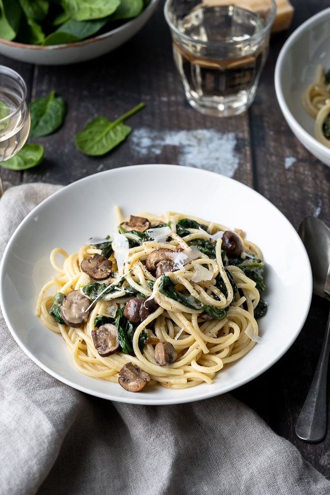 pasta met champignons, pasta met paddenstoelen, pasta met roomsaus, spaghetti met champignons en roomsaus, spinazie, vegetarisch pasta recept