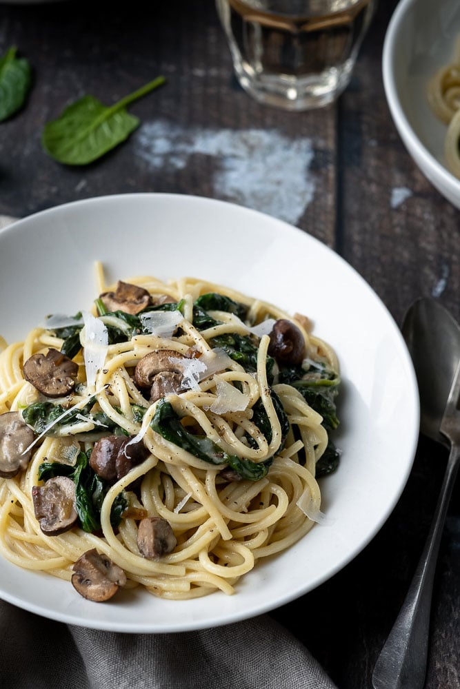 pasta met champignons, pasta met paddenstoelen, pasta met roomsaus, spaghetti met champignons en roomsaus, spinazie, vegetarisch pasta recept