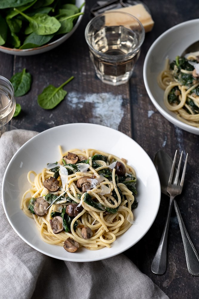 pasta met champignons, pasta met paddenstoelen, pasta met roomsaus, spaghetti met champignons en roomsaus, spinazie, vegetarisch pasta recept